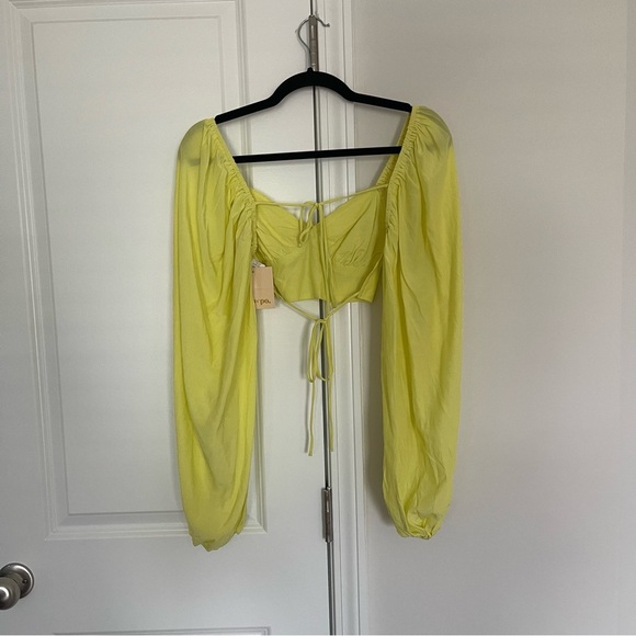 NWT Showpo. Shantal Balloon Sleeve Open back Crop Top in Pastel Yellow - Picture 5 of 9